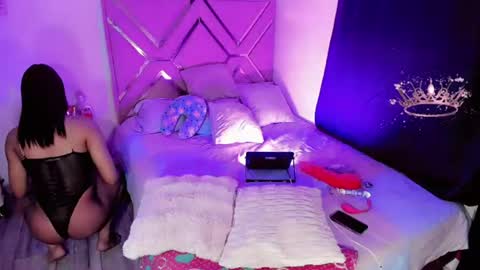 naomisaenz01 online show from July 10, 11:25 am