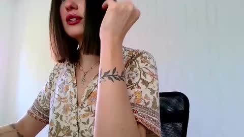 Neferutt online show from April 15, 2:55 pm