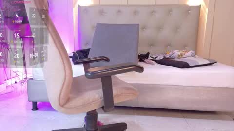 Snapshot of nicki__snow chatting on October 14, 1:23 pm Your baby Nicol online show from October 14, 1:23 pm