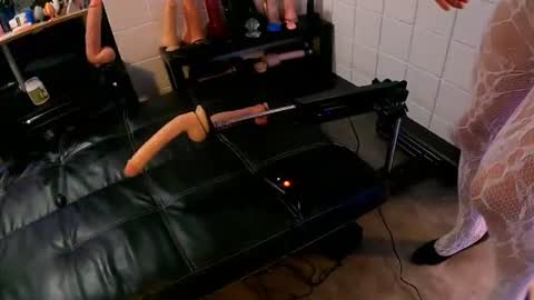 nikkibanksts online show from July 31, 8:14 am