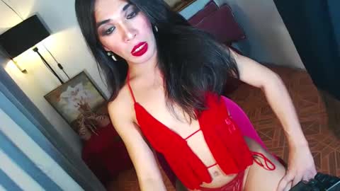 Snapshot of ohlalasamanthaxxx143 chatting on January 6, 2:47 pm IM CHIE DONT FORGET TO FOLLOW ME MAKE ME SMILE HERE THUMB UP FOR 25TOK online show from January 6, 2:47 pm