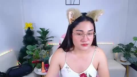 Ploysai online show from December 1, 1:24 pm