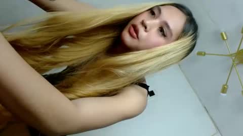 Snapshot of queena10 chatting on October 22, 11:19 pm CALL ME YOUR QUEEN AIVY1 online show from October 22, 11:19 pm