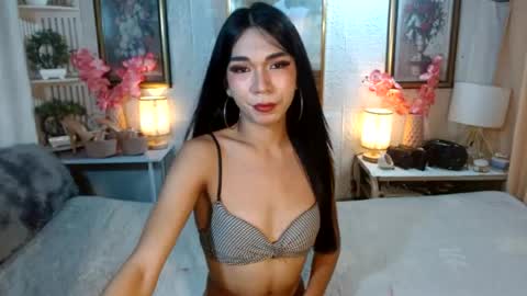 queennira online show from June 26, 2:05 am