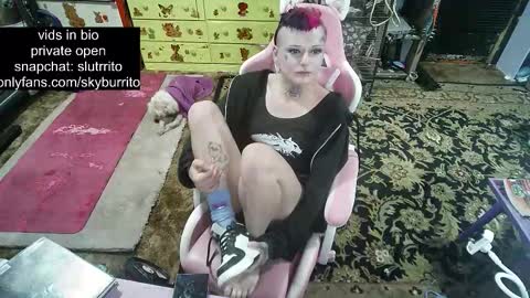 Snapshot of queer_burrito chatting on October 20, 2:37 am Sky Burrito online show from October 20, 2:37 am