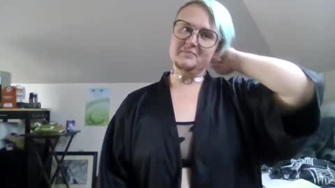 Snapshot of queerlyjaz chatting on September 26, 12:07 am queerlyjaz online show from September 26, 12:07 am