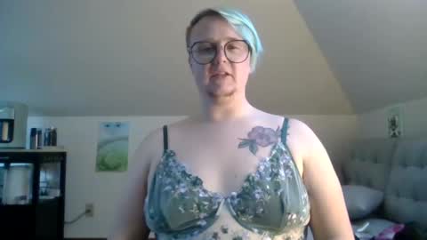 Snapshot of queerlyjaz chatting on October 8, 1:07 am queerlyjaz online show from October 8, 1:07 am