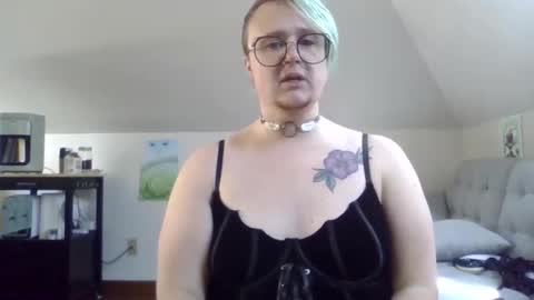 Snapshot of queerlyjaz chatting on October 18, 6:55 pm queerlyjaz online show from October 18, 6:55 pm