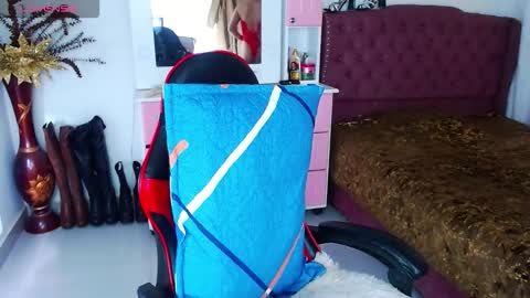 ruby_lowell_ online show from December 22, 4:01 pm