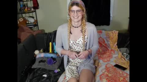 Snapshot of ryn_michele chatting on December 23, 10:01 pm Ryn Michele online show from December 23, 10:01 pm