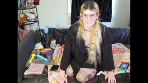 Snapshot of ryn_michele chatting on December 24, 7:00 pm Ryn Michele online show from December 24, 7:00 pm