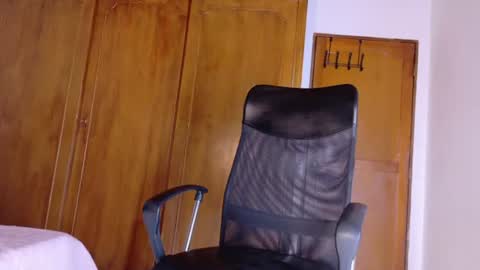 samirths_boy_ online show from June 17, 7:37 pm