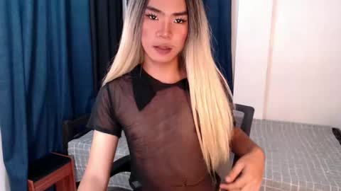 Snapshot of sasha_blade chatting on December 16, 2:04 am Sasha online show from December 16, 2:04 am