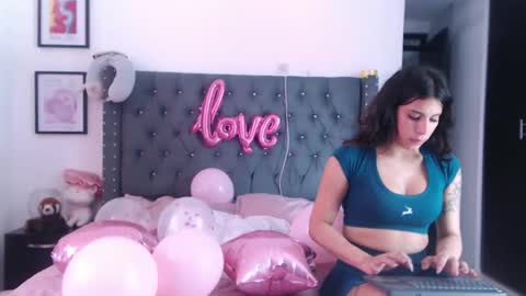 sararoussee online show from February 14, 7:12 pm