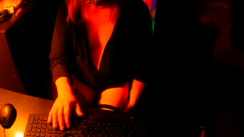 Snapshot of sissyred2314 chatting on October 19, 4:27 am red online show from October 19, 4:27 am
