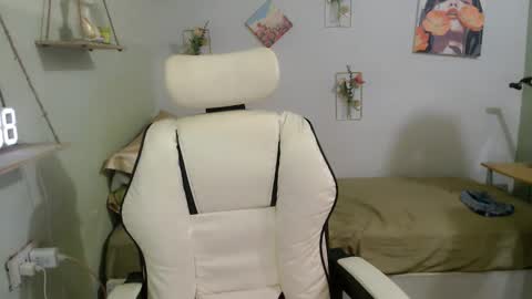 snow_2000 online show from September 27, 3:15 am