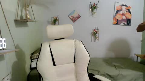 snow_2000 online show from October 13, 12:02 am