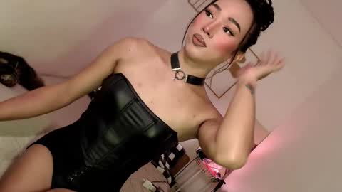 Snapshot of spicy_kinky chatting on February 16, 12:43 am Alora online show from February 16, 12:43 am