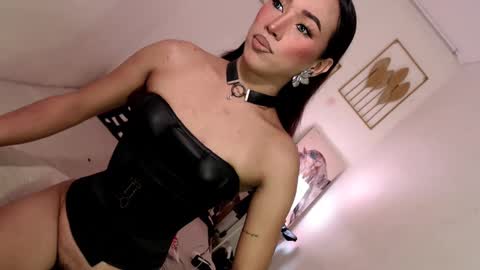 Snapshot of spicy_kinky chatting on February 24, 5:21 am Alora online show from February 24, 5:21 am