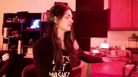 Earthling Gurl Michelle Allergy online show from April 3, 3:05 am