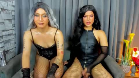 Snapshot of strip_me_baby chatting on December 13, 2:54 am Stacy online show from December 13, 2:54 am