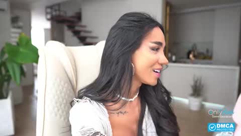 Snapshot of sweetlaurasaenz chatting on October 5, 3:23 pm Laura Saenz Geminis online show from October 5, 3:23 pm