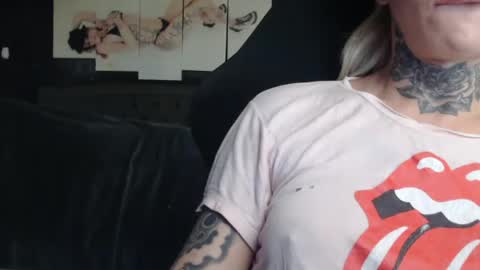 tatuada_safada online show from August 6, 10:44 am