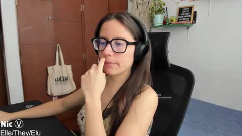 Snapshot of thetropicalseduction chatting on October 23, 1:59 pm Nicole TheyElleElu online show from October 23, 1:59 pm