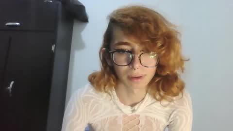 Snapshot of trixy_roses chatting on December 17, 11:38 pm Trixy Rose online show from December 17, 11:38 pm