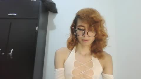 Snapshot of trixy_roses chatting on December 18, 9:51 pm Trixy Rose online show from December 18, 9:51 pm