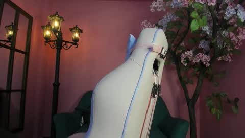  C H L O E online show from February 5, 7:30 pm