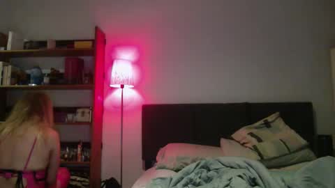 Tvickyviktoria online show from March 3, 12:28 am