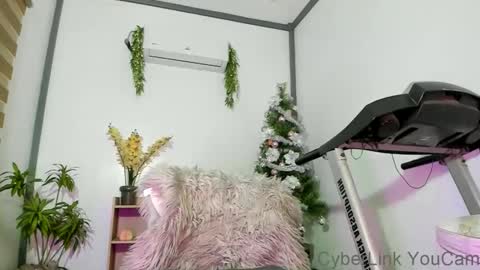 Snapshot of urfavouriteobsession chatting on December 17, 2:44 pm Angela Cullens online show from December 17, 2:44 pm