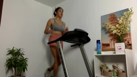 Snapshot of urfavouriteobsession chatting on February 6, 9:17 pm Angela Cullens online show from February 6, 9:17 pm