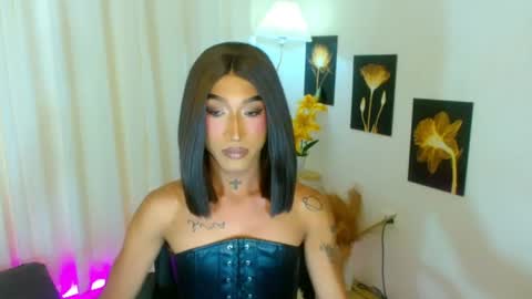viviennekensington online show from June 30, 6:08 pm