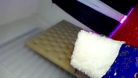 x_aurorascent online show from November 3, 8:46 am