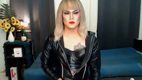 Snapshot of xyournightmarequeenx chatting on January 2, 3:51 pm QueenMarina online show from January 2, 3:51 pm