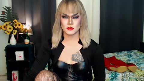 Snapshot of xyournightmarequeenx chatting on January 15, 7:34 pm QueenMarina online show from January 15, 7:34 pm