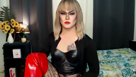 Snapshot of xyournightmarequeenx chatting on January 20, 6:32 pm QueenMarina online show from January 20, 6:32 pm