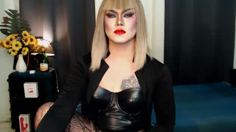 Snapshot of xyournightmarequeenx chatting on February 10, 4:52 am QueenMarina online show from February 10, 4:52 am