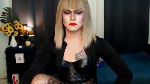 Snapshot of xyournightmarequeenx chatting on February 10, 5:52 pm QueenMarina online show from February 10, 5:52 pm