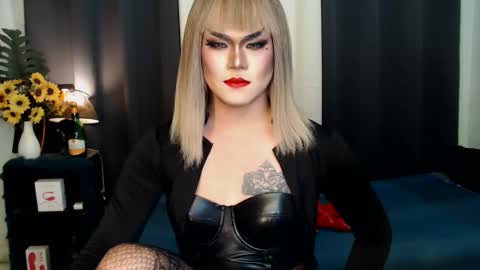 Snapshot of xyournightmarequeenx chatting on February 19, 10:12 am QueenMarina online show from February 19, 10:12 am