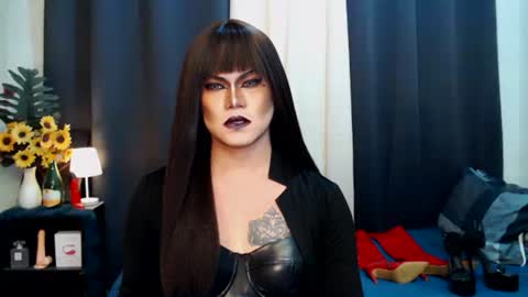 Snapshot of xyournightmarequeenx chatting on October 1, 6:47 am QueenMarina online show from October 1, 6:47 am