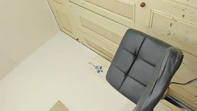 Snapshot of MissCarolinne chatting on February 1, 1:12 am MissCarolinne online show from February 1, 1:12 am