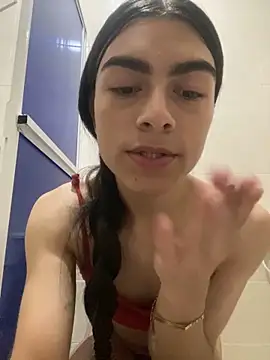 Snapshot of valendoll chatting on January 23, 1:51 am valendoll online show from January 23, 1:51 am