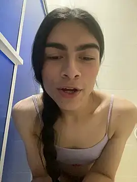 Snapshot of valendoll chatting on January 24, 12:31 am valendoll online show from January 24, 12:31 am