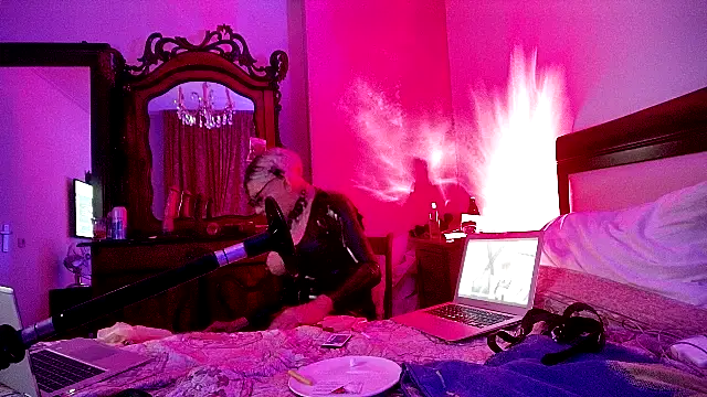 Snapshot of CharlotteVixxens chatting on October 2, 11:59 pm CharlotteVixxens online show from October 2, 11:59 pm