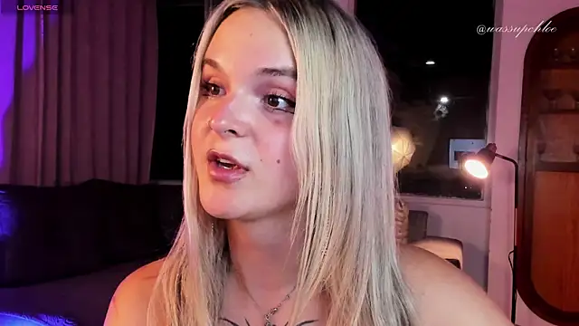 Snapshot of misschloe__ chatting on January 26, 12:05 am misschloe online show from January 26, 12:05 am