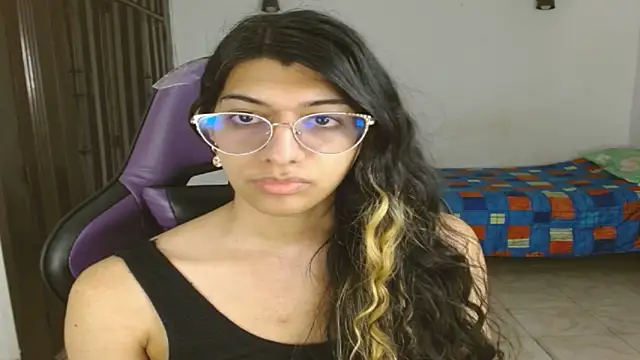 Snapshot of engielphoenis14 chatting on October 15, 12:21 am engielphoenis14 online show from October 15, 12:21 am
