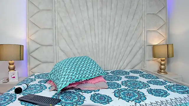 Derek and Skarlet online show from February 25, 5:04 pm